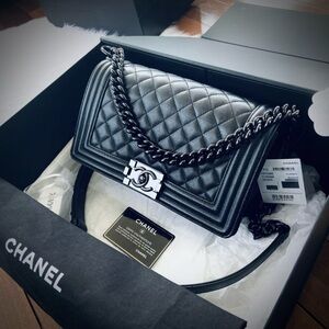 NEW CHANEL SO BLACK OLD MEDIUM BOY BAG FLAP QUILTED DIAMOND CAVIAR HARDWARE BOX
